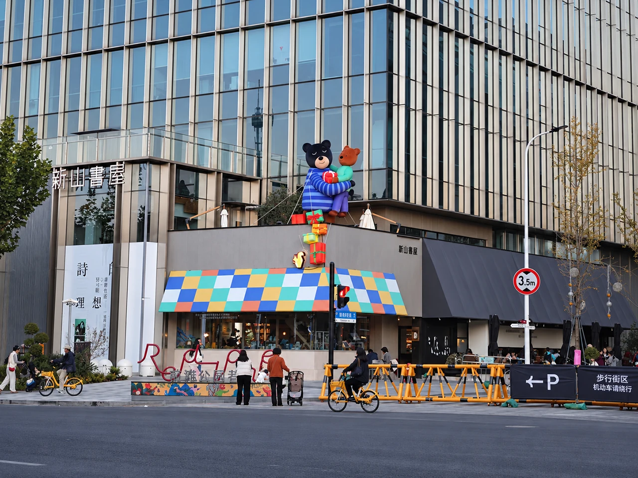 前滩公共艺术装置：原作品集中的场地记录 / 对照建筑立面与人的尺度